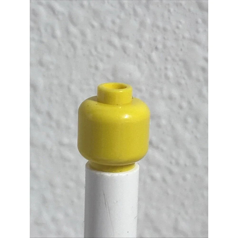 LEGO - Minifig, Head Female with Eyebrows, Eyelashes & Red Lips Smile - Yellow